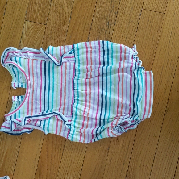 GAP Short Sleeve onesies, Size 12 to 18 months - Picture 2 of 2